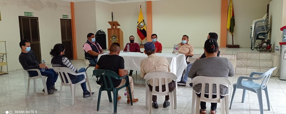 Reunión en el Salón del GAD con el Sr . Jefe Político del Cantón Chilla, Teniente Político de Uzhcurrumi, Representantes de la Cooperativa Pasaje y Presidentes Barriales.