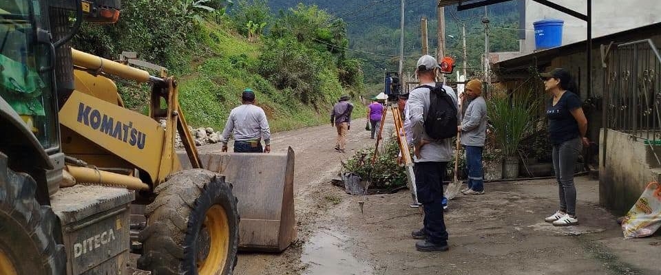 TRABAJOS DE CUNETAS Y BORDILLOS EN LA VIA QUERA - UZHCURRUMI